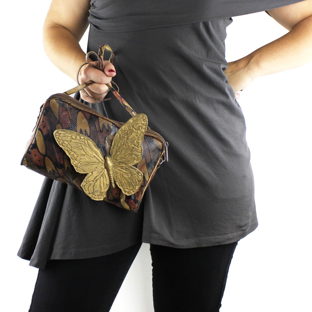 Vintage Braun & Schwarze Schlangenleder Handtasche Mit Großem Gold Schmetterling von MeganLeoneVintage