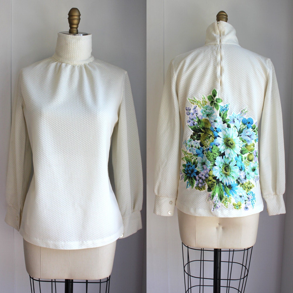 Vintage Creme Blume Appliziert Rollkragenbluse von MeganLeoneVintage