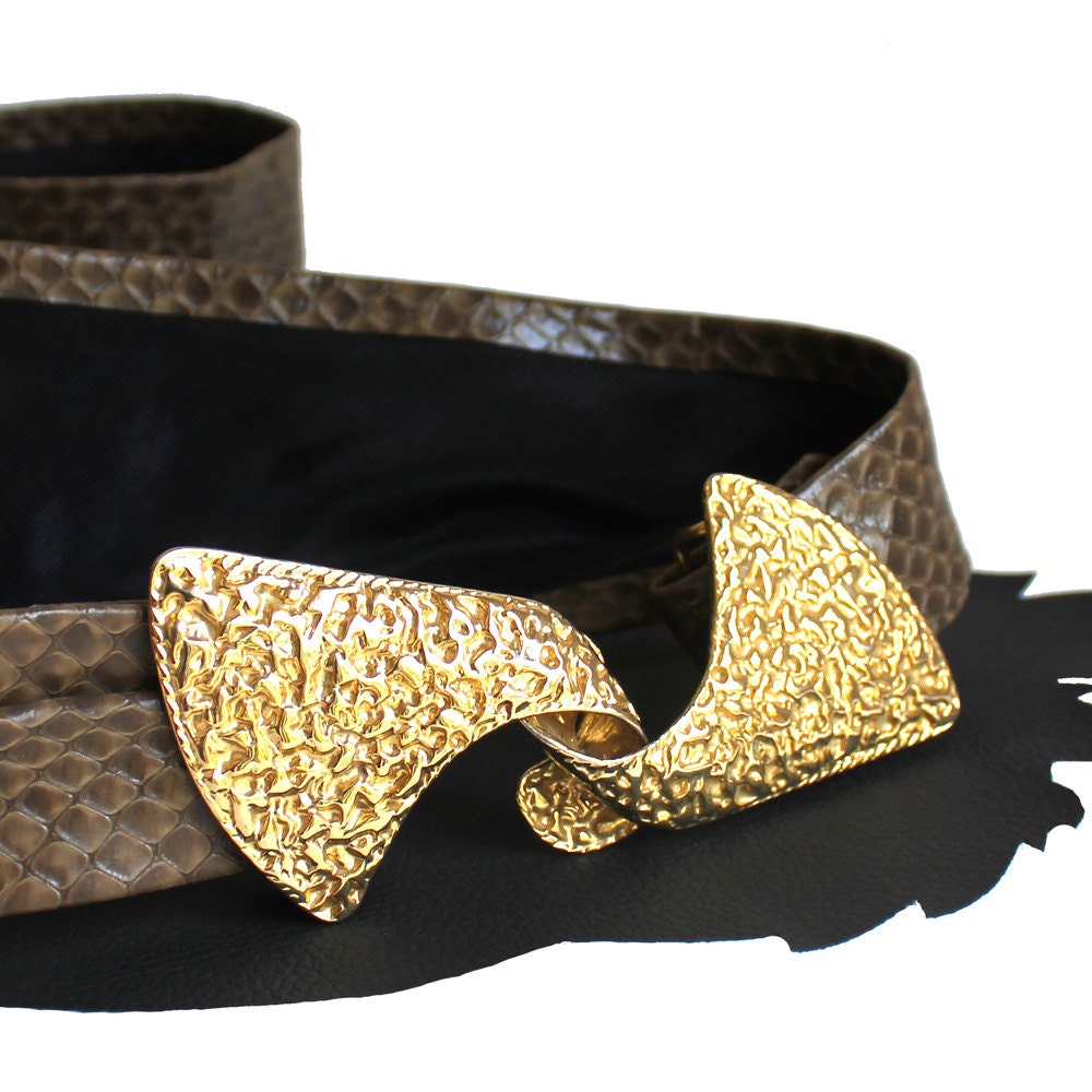 Vintage Taupe Faux Croc Gürtel Mit Gold Ton Gürtelschnalle Verstellbar 34" Oder Kleiner von MeganLeoneVintage