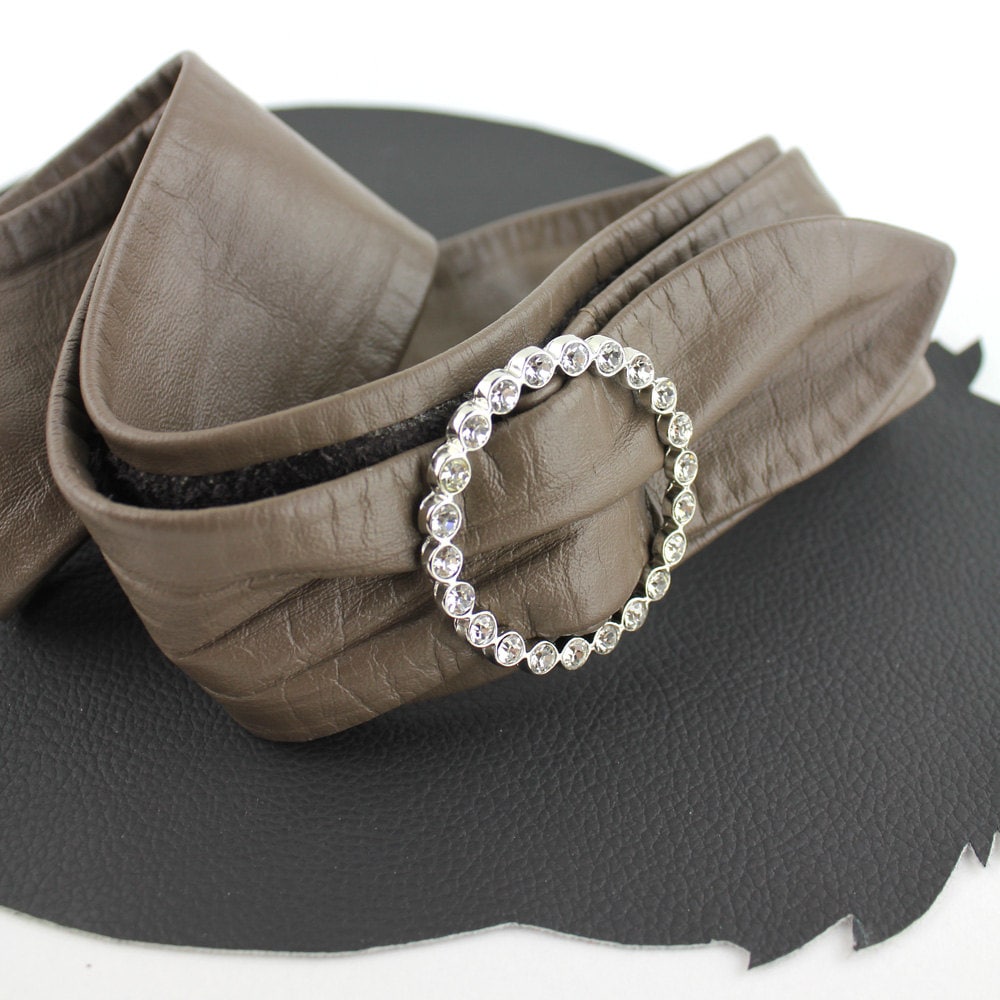 Vintage Taupe Leder Und Strass Gürtel von MeganLeoneVintage