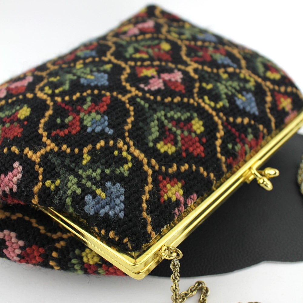 Vintage Woven Floral Schwarz Rosa Blau Gelb Grün & Gold Brokat Handtasche/Kettenriemen Oma Geldbörse von MeganLeoneVintage