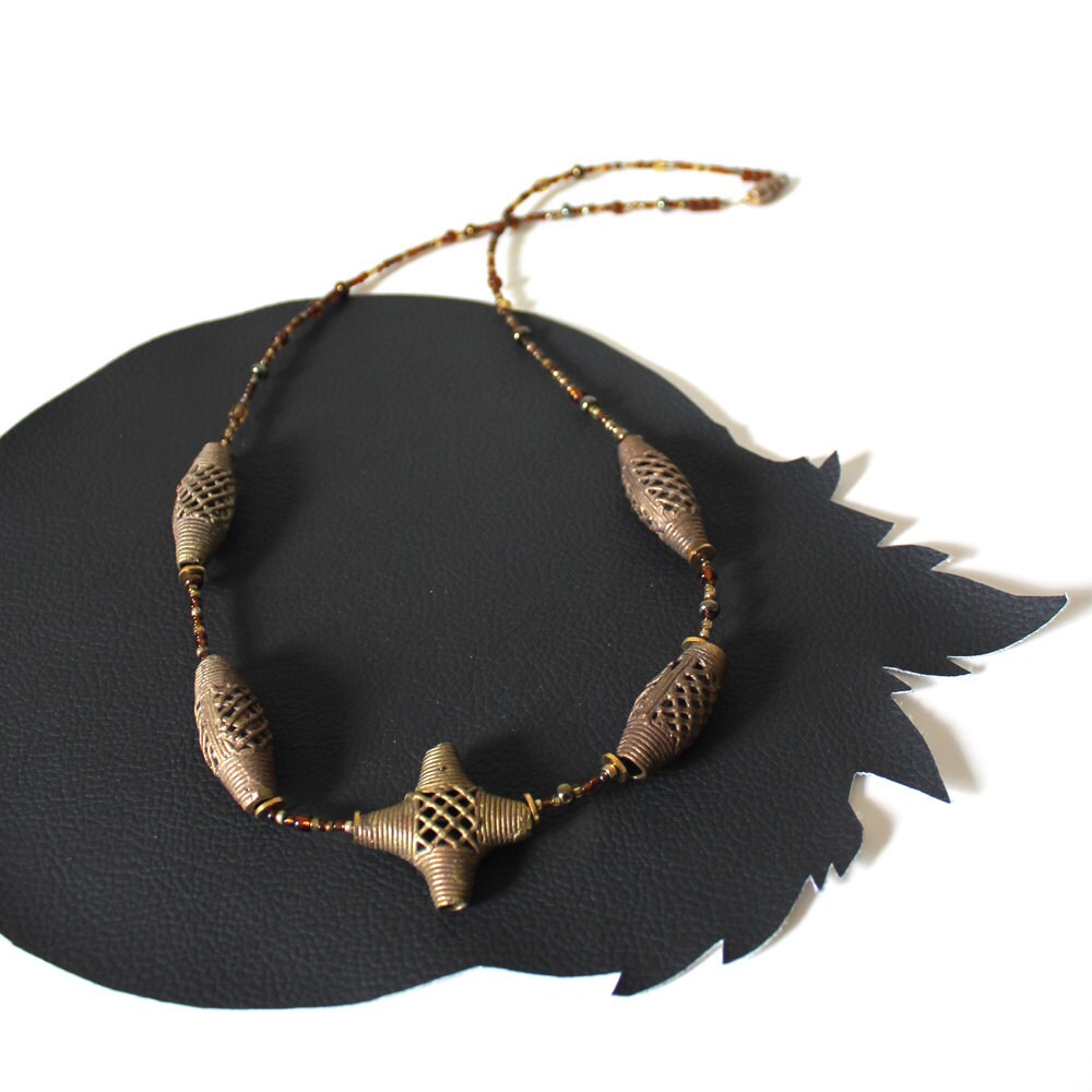 Woven Bronze Metall Und Orange Perle Halskette - Vintage von MeganLeoneVintage