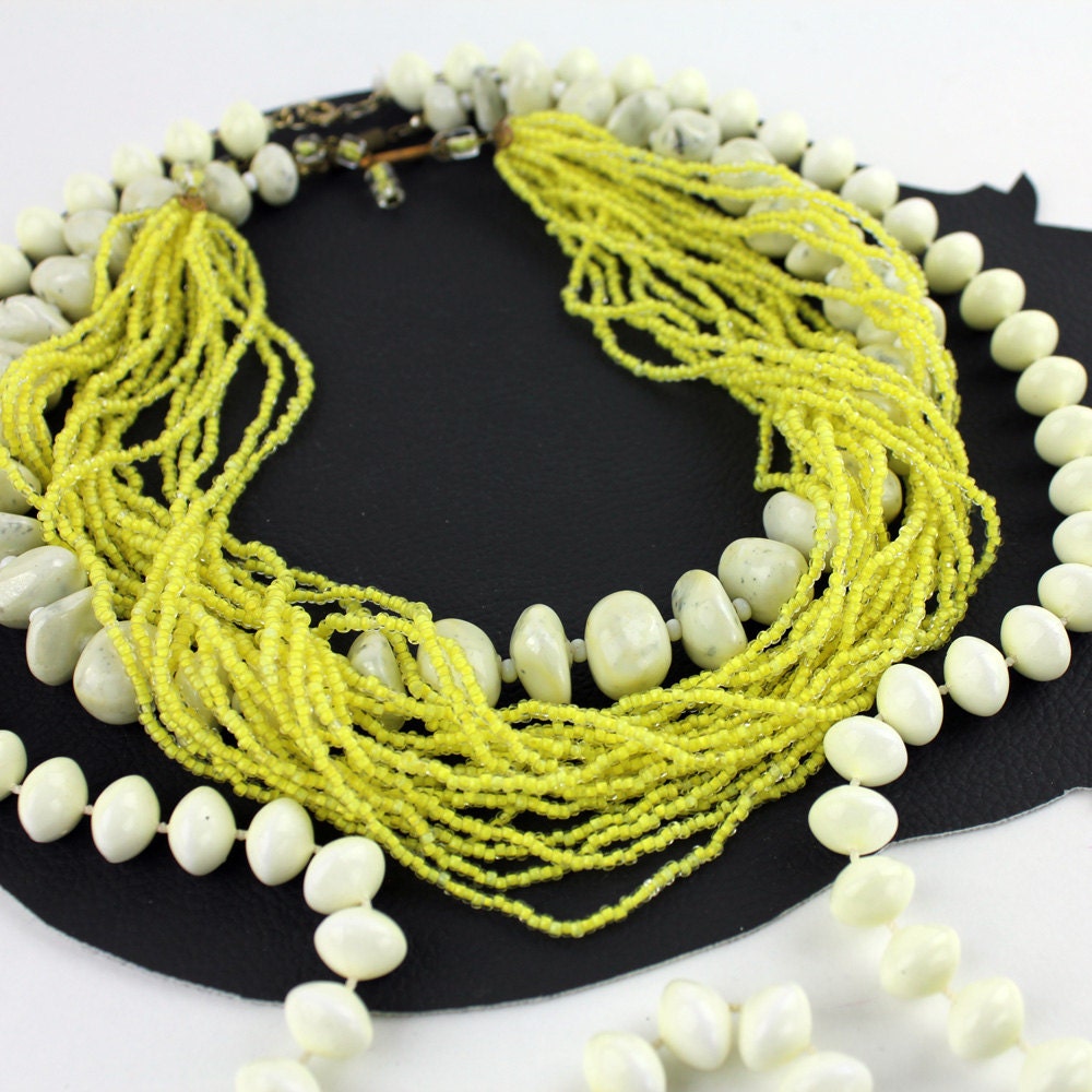 Zitrus Gelb & Aufrechnung Weiße Perlenkette von MeganLeoneVintage