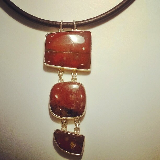 Muttertagsgeschenke .handgemachte Trio Jaspis Halsketten. An Den Clips Unserer Halsketten Sind Personalisierte Initialen Angebracht. Versand von MegaronJewelry