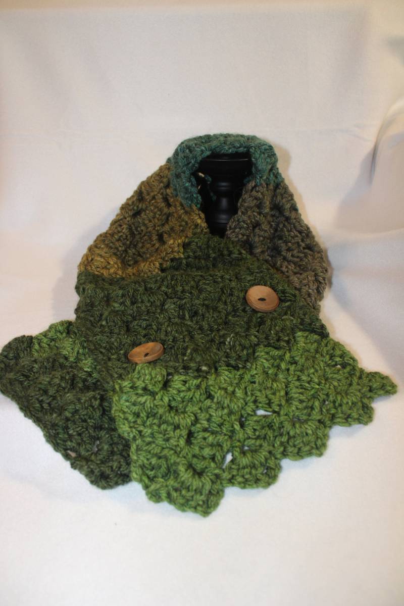 Immergrünen Tasten-Kutte Mit Holzknöpfen Immergrünen Tasten-Kutte Mit Holzknöpfen von MegensCreations