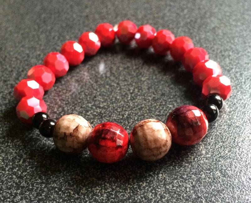 Roter Kristall Armband Mit Keramikperlen Roter Kristall Armband Mit Keramikperlen von MegsElegantGems