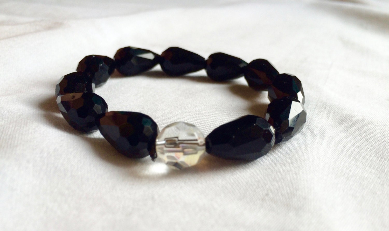 Schwarz Kristall Perlen Armband | Tränenblech Geformt Schwarz Kristall Perlen Armband | Tränenblech Geformt von MegsElegantGems