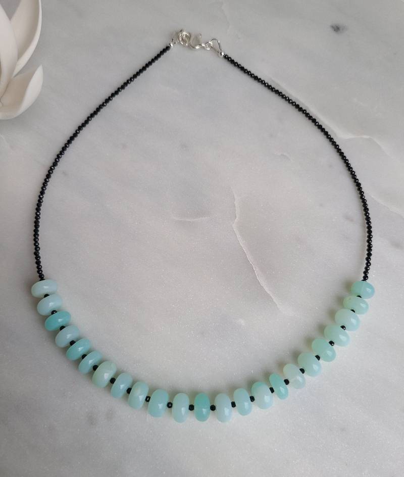 Kette Aus Blauen Opal-Rondellen, Schwarzen Spinellperlen Und 925Er Silber-Verschluss - Handgefertigter Schmuck Geschenk Für Sie von MehrAlsPerlen