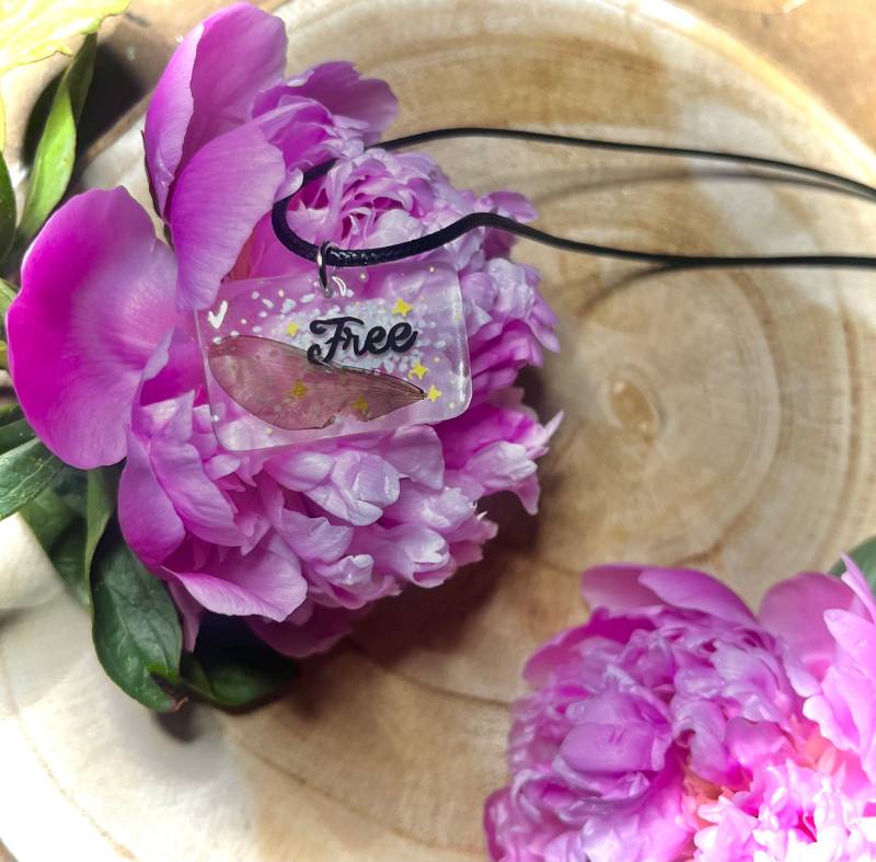 Echter Libellenflügel in Fantasieharz Als Anhänger von MeiCreatureArt