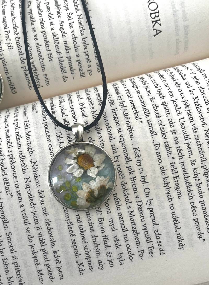 Runder Handgemachter Blumenanhänger von MeiCreatureArt