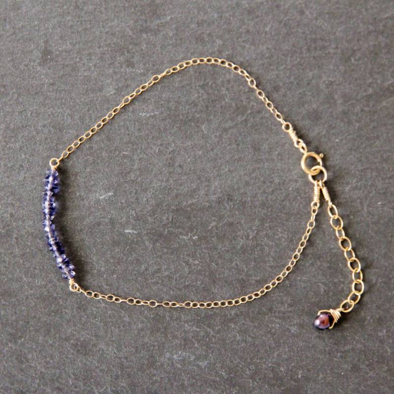 Gold Armband Bar Horizontale Blue Iolith Edelsteine 18K Kette Süßwasser Keshi Perle von MeiElizabeth