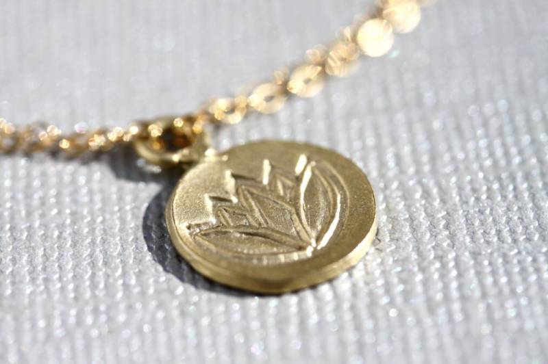 Gold Armband Rose Bettelarmband Gunmetal Lotus Charm Süßwasserperle Padma von MeiElizabeth