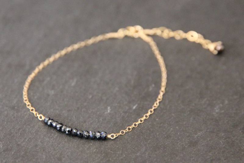 Gold Bar Armband. Gunmetal Spinell Edelsteine 18K Kette Süßwasser Keshi Perle von MeiElizabeth