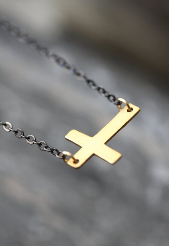 Gold Kreuz Halskette & Gunmetal Halskette. Horizontales Anhänger in Goldfarbe von MeiElizabeth