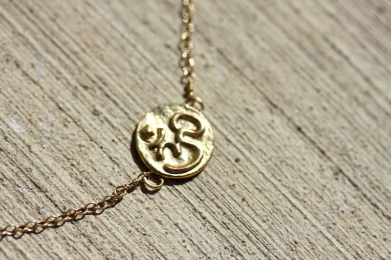 Gold Om Armband Bali - Anhänger Und Süßwasser Perle von MeiElizabeth