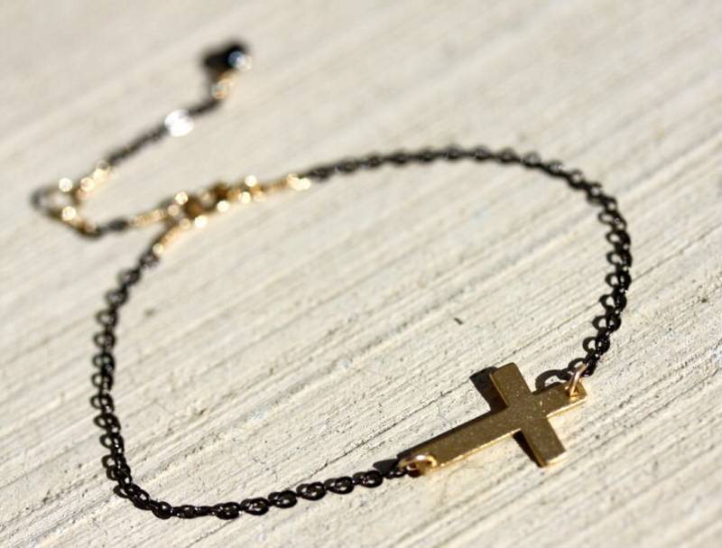 Goldkreuz Armband Agape. Gold & Rotguss Armband. Horizontales Mit Anhänger Und Schwarzer Süßwasserperle von MeiElizabeth