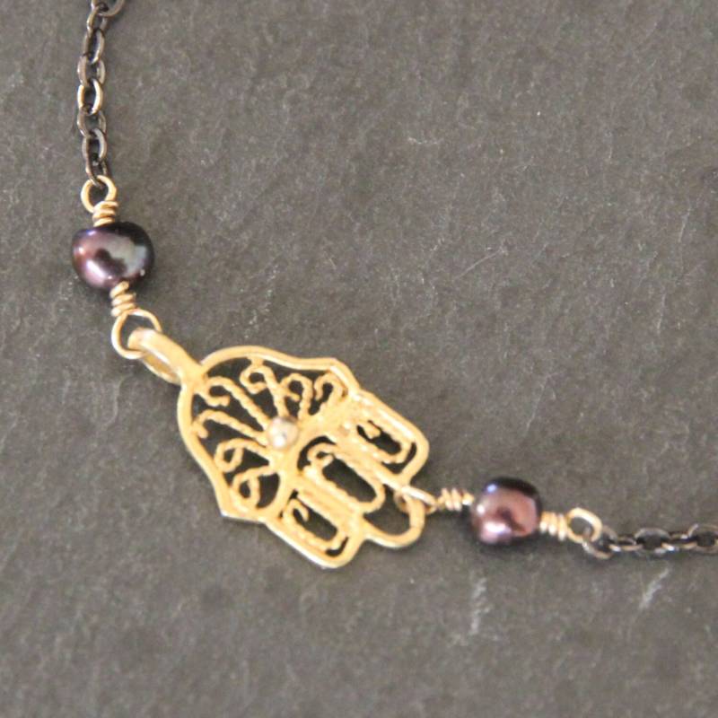 Hamsa Gold Armband, Schwarze Süsswasser Perlen & Gunmetal Kette Armband von MeiElizabeth