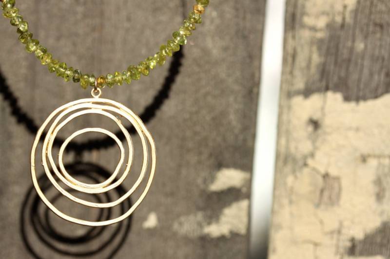 Peridot Gold Halskette. Swirl Charm Grün Rondelle & Nuggets von MeiElizabeth