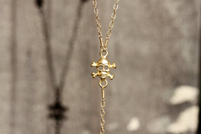 Rock Steady. Gold Rosenkranz Halskette. Skull Charm Anhänger Blautopas von MeiElizabeth