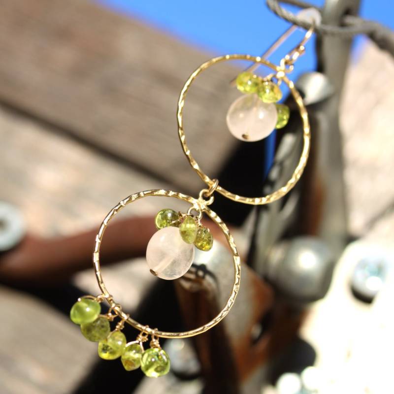 Sakura. 18K Gold Ohrringe. Rosenquarz. Grüner Peridot von MeiElizabeth