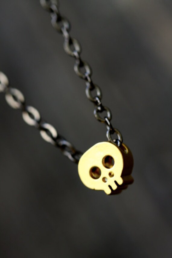 Totenkopf Baby. 18K Gold Getaucht Mini Schädel Anhänger & Gunmetall Halskette von MeiElizabeth