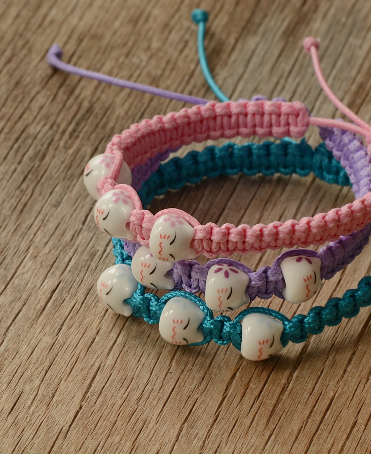 Maneki Neko, Winzige Glückskatze, Makramee Armband, Freundschaftsarmband, Kawaii, Viel Glück, Minimal, Süßes Geschenk, Katzenliebhaber Maneki Neko, Winzige Glückskatze, Makramee Armband, Freundschaftsarmband, Kawaii, Viel Glück, Minimal, Süßes Geschenk, Katzenliebhaber von MeiMaoJewelry