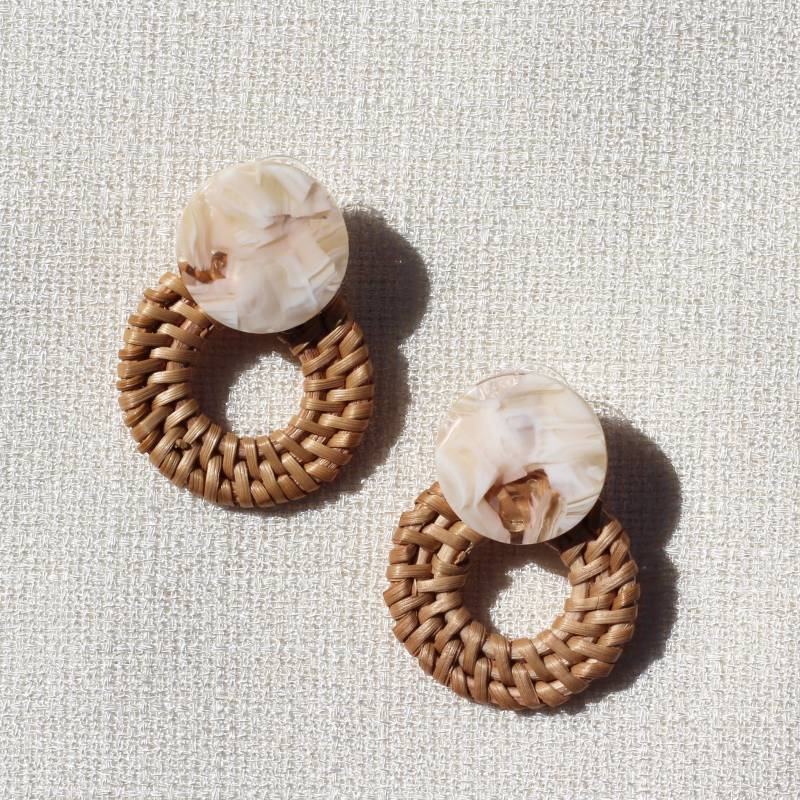 Handgemachte Weben Ohrringe Französisch Stil Boho Braun Marmor Harz Pariser Handgemachte Runde Gewebt Holz Sommer Tropfen von MeiMiStudio