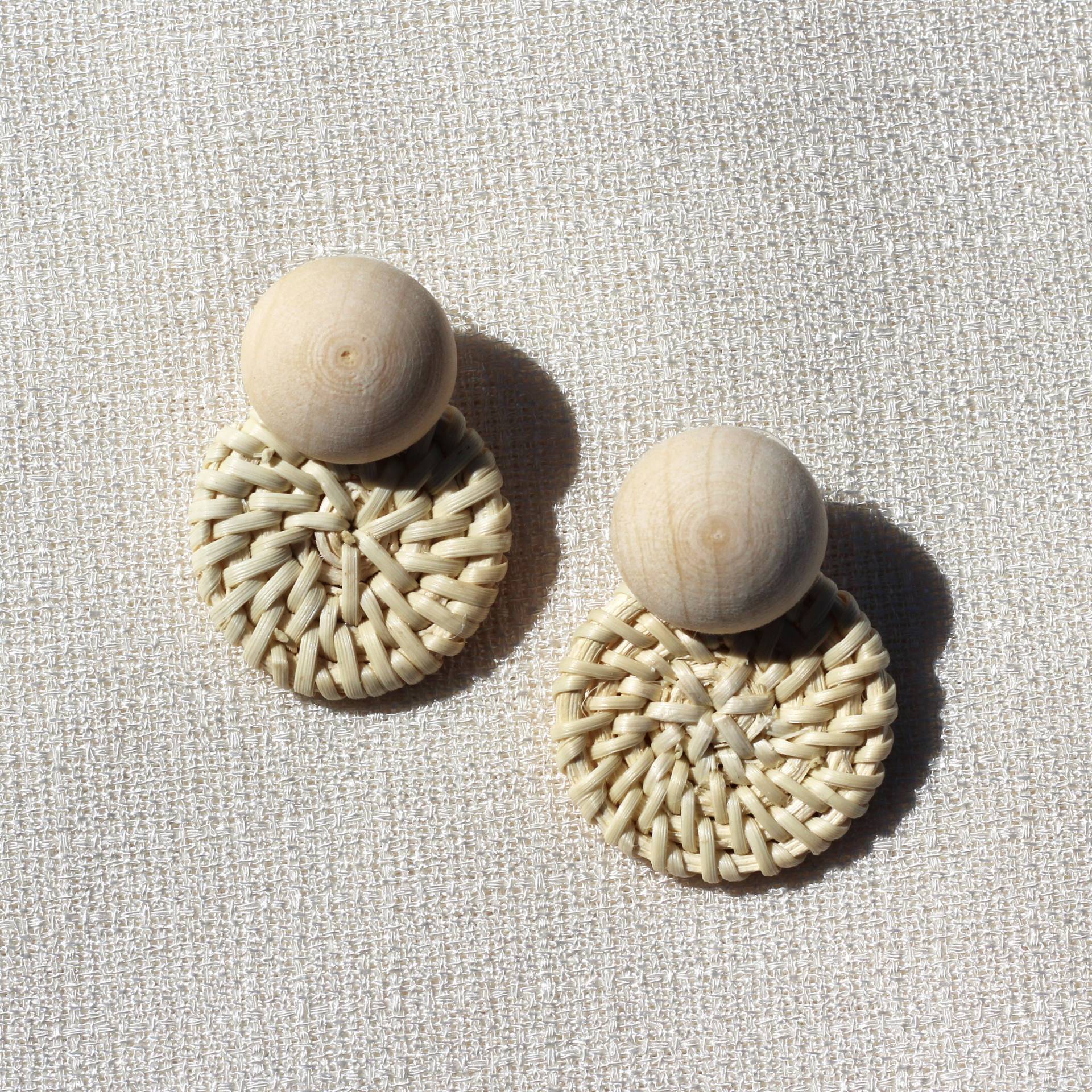 Holz Weben Ohrringe/Boho Beige Chic Pariser Handgemachte Runde Gewebt Weben Sommer Tropfen Cassis Französisch Stil von MeiMiStudio