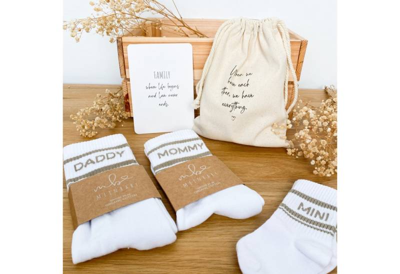 MeinBaby123® Tennissocken Geschenkset Schwangerschaft, Geschenk zur Geburt & Baby Shower (Set, 3 Paar Socken inkl. Baumwollsäckchen und Karte) Geschenkidee frischgebackene Eltern, Mama Papa Baby von MeinBaby123®