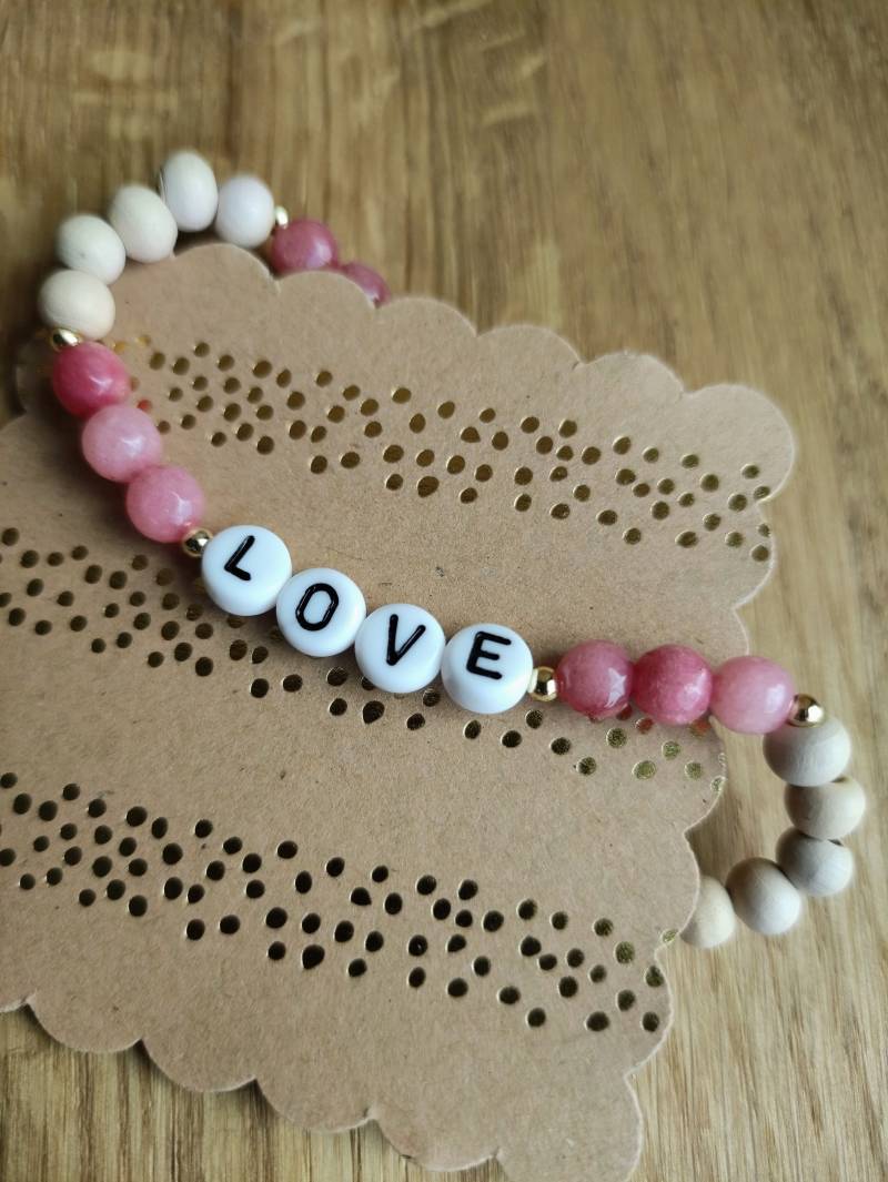 Armband "Love" Mit Buchstabenperlen Und Edelsteinen Handgemacht - Pink/Natur von MeinDeinSchoenes