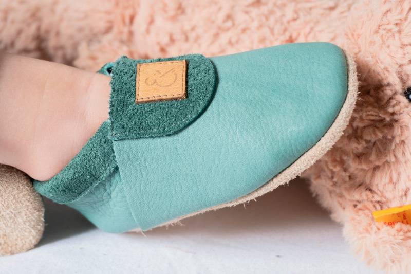 Aus Bio-Leder Babyschuhe, Krabbelschuhe, Lederpuschen, Lauflernschuhe, Hausschuhe Aus in Petrol von MeinEinundAlles