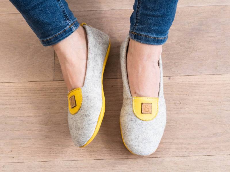 Filz Hausschuhe Für Damen Mit Namen. Merino-Wolle Und Bio-Leder in Gelb, 100% Natürlich von MeinEinundAlles