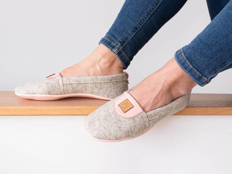 Hausschuhe Aus Merinowolle Und Naturleder in Rosa, Atmungsaktiv & Rutschfest, Optional Mit Namen, Ein Gefühl Wie Barfuss Laufen von MeinEinundAlles