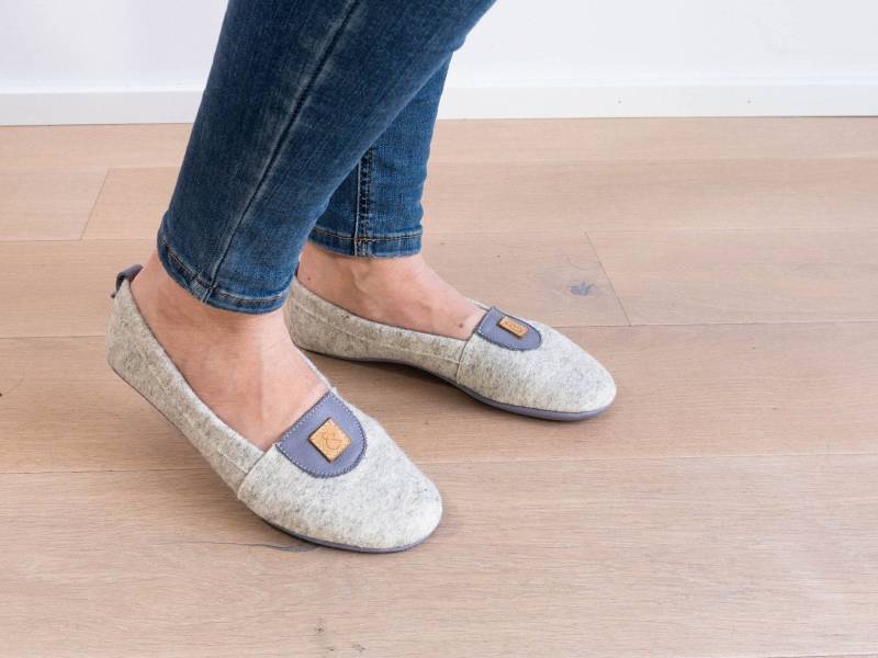 Warme Hausschuhe Aus Filz Mit Namen in Blaugrau. Merinowolle & Bio-Leder Blaugrau von MeinEinundAlles
