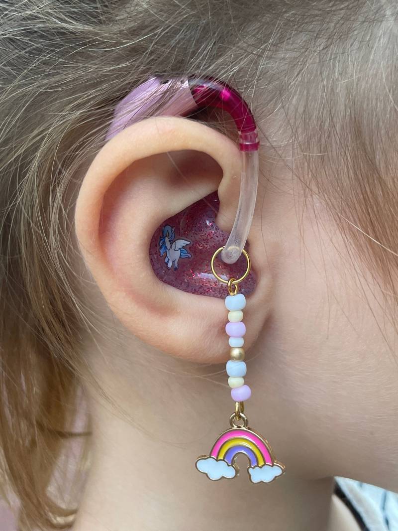 Hörgeräte Schmuck Anhänger „Rainbow" von MeinHerzgefluester