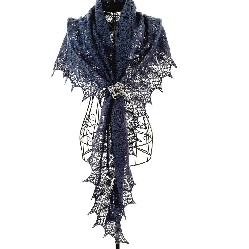 Stricktuch Handgestrickt Im Lacemuster Für Damen in Der Farbe Anthrazit, Merino Kaschmir Tuch, Schal Stola Elegantes Accessoire von MeinMaschenparadies