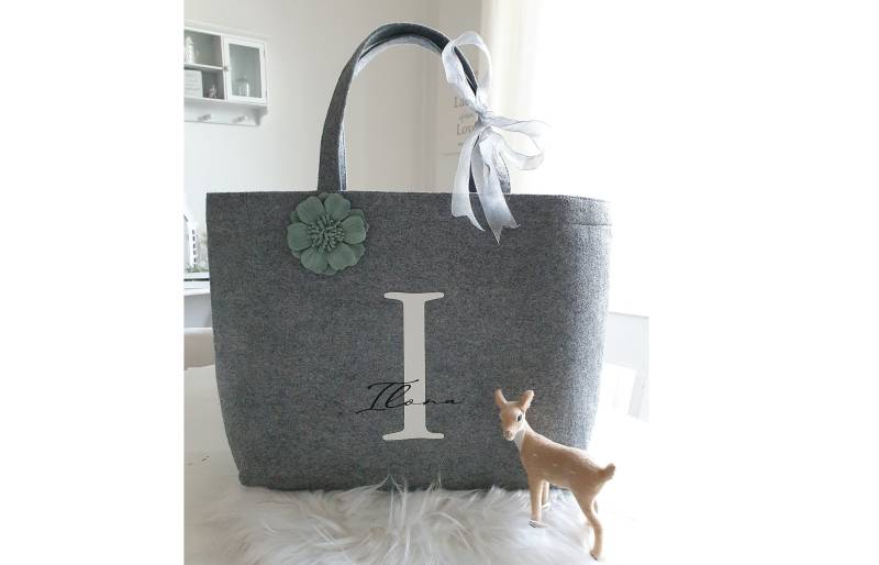 Filztasche in Grau Mit Name Und Initial Personalisiert Als Besonderes Geschenk Filztasche in Grau Mit Name Und Initial Personalisiert Als Besonderes Geschenk von MeinRehlein