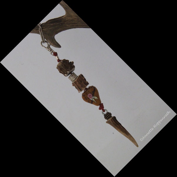 Schlüsselanhänger/Taschenanhänger Mit Herz, Kleines Porzellanherz Rose, Rehgehörn, Metallperlen Und Rotes Lederband von MeinePassionen