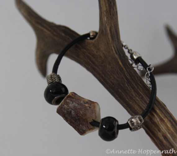 Schwarzes Lederarmband Mit Eule, Rehgehörn Und Schwarzen Perlen, Sehr Elegant von MeinePassionen