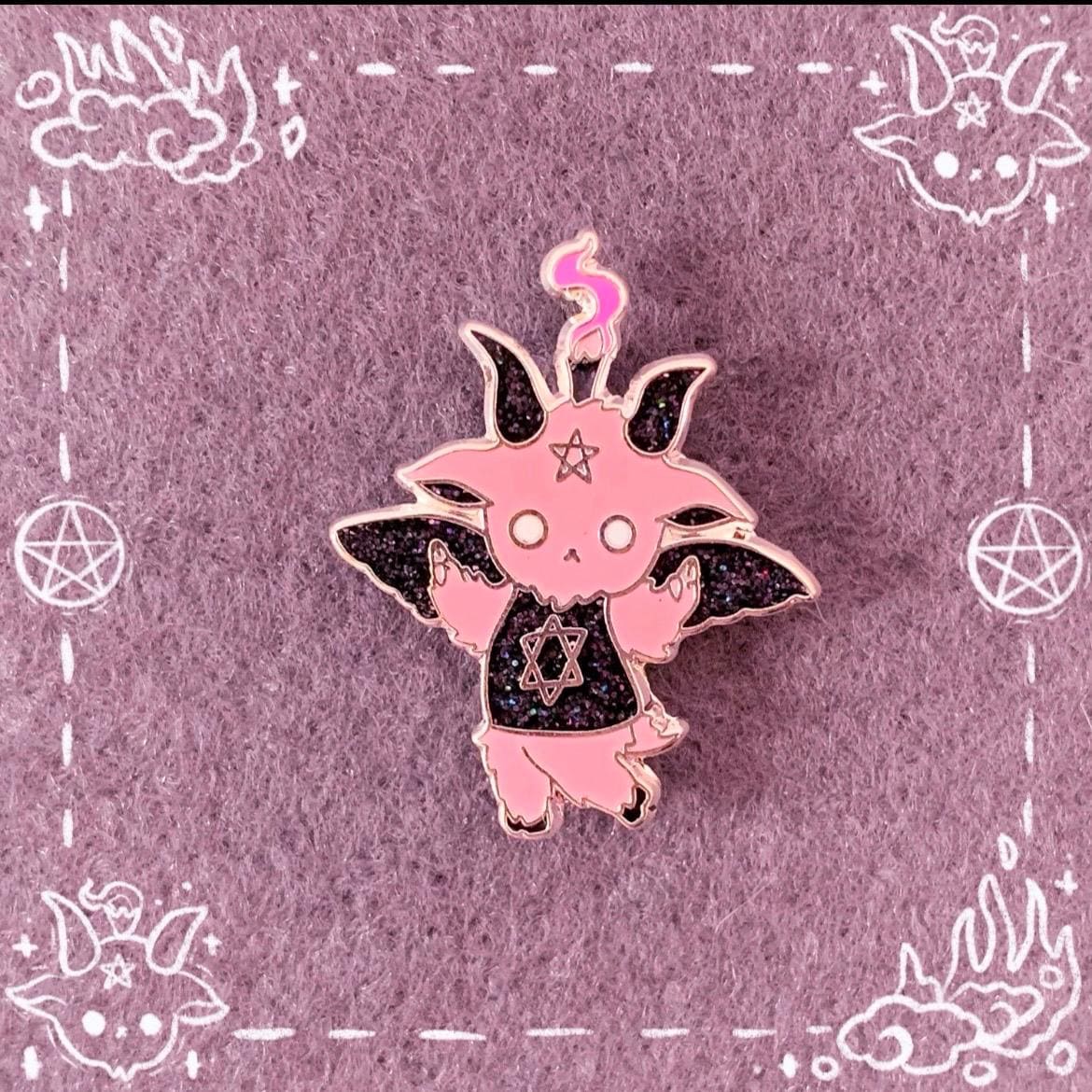 Baby Baphomet Glitzer Hard Enamel Pin | 2 cm von Meinmyownheadx
