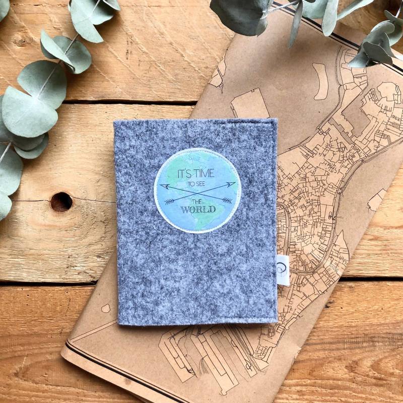 Graue Reisepasshülle - Wanderlust | Passhülle Aus Filz Für Deine Nächste Reise von MeinuDein