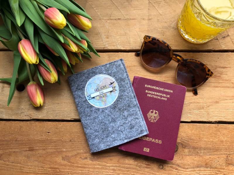 Personalisierte Reisepasshülle | Live Love Travel Der Perfekte Wegbegleiter Für Die Nächste Reise von MeinuDein
