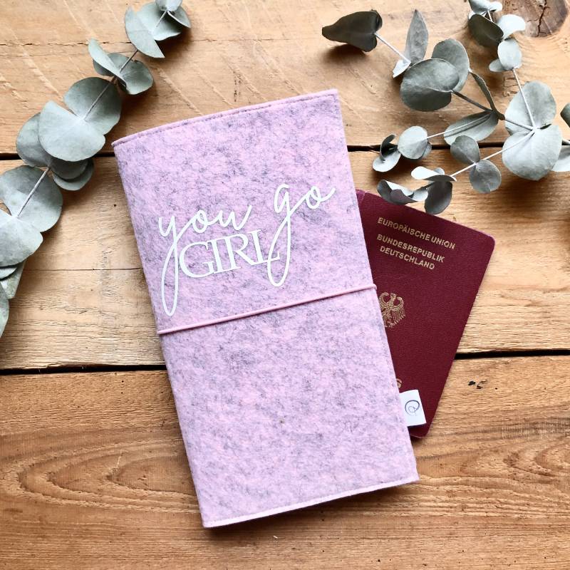 Reiseetui | Hülle Für Reisepass Und Flugdokumente You Go Girl |Reisepasshülle Reisemappe Aus Filz von MeinuDein