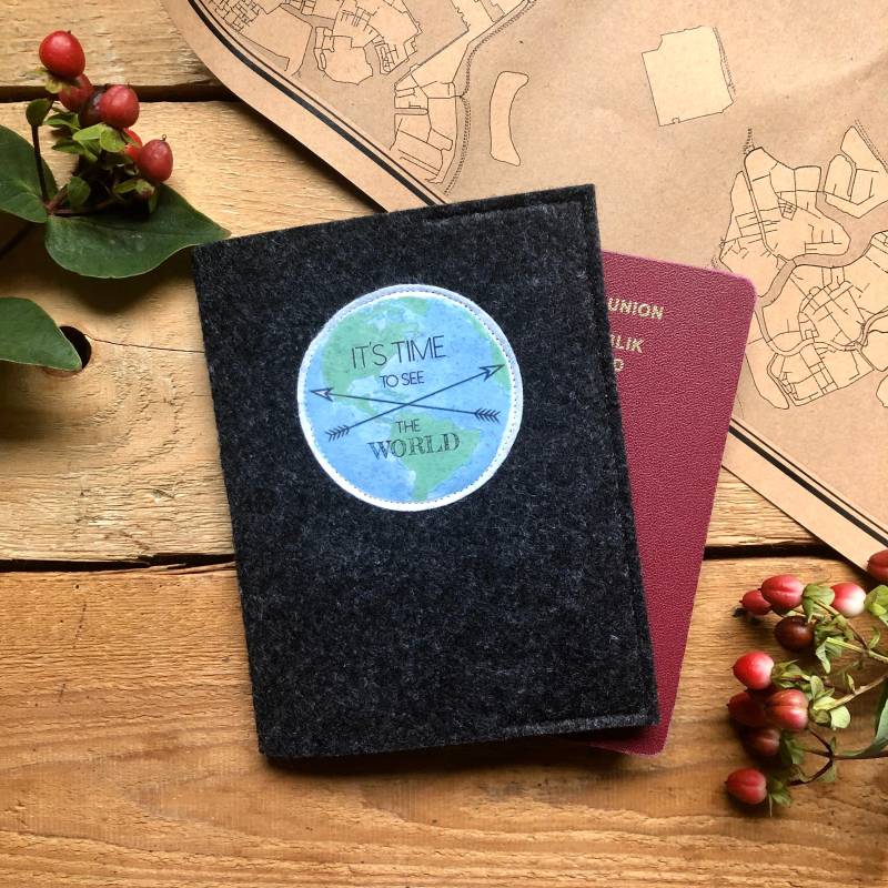 Reisepasshülle - Stadtgeflüster | Dunkelgraue Passhülle Aus Filz Für Deine Nächste Reise von MeinuDein