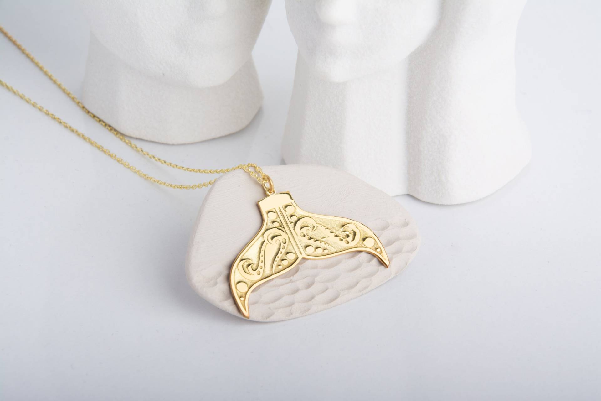 Handgemachte Sterling Silber Whale Tail Halskette Glückssymbol Anhänger von MekaSilverJewelry