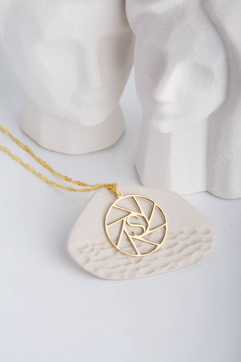 Personalisierte Blende Buchstaben Halskette 925 Sterling Silber Fotograf Geschenk von MekaSilverJewelry