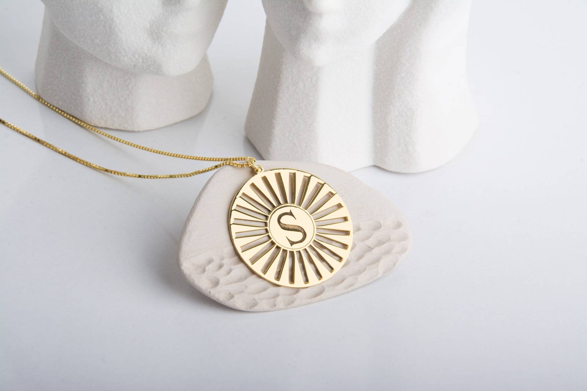 Personalisierte Sonnen Buchstaben Halskette 925 Sterling Silber, 14K Vergoldet von MekaSilverJewelry