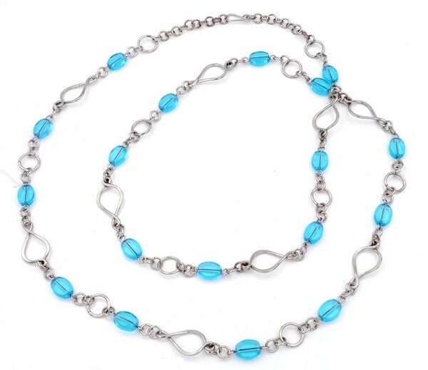 Mekhada Kette lang, Kupfer versilbert, Glasperlen in Türkis, Länge ca. 110 cm von Mekhada