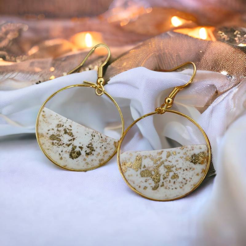 Goldene Creolen Mit Fimo Und Blattgoldsplittern von MelAmieDesign