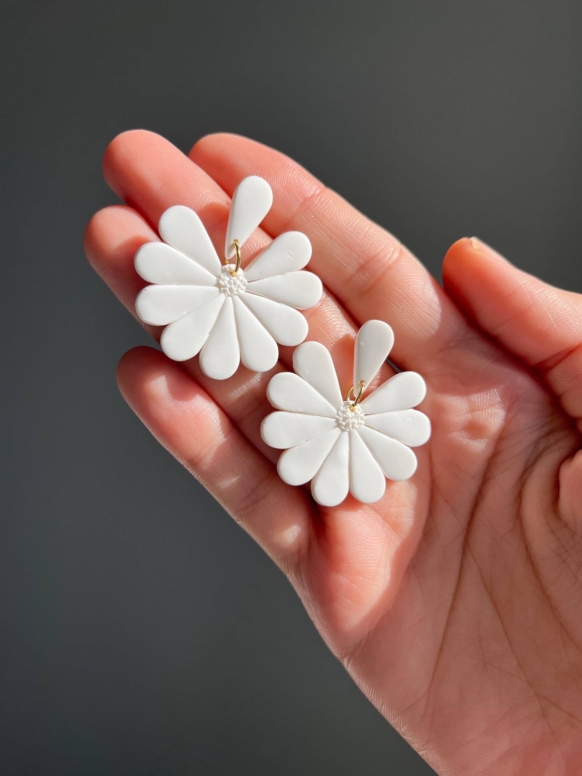 Weiße Übergroße Gänseblümchen Ohrringe, Brautohrringe, Weiße Florale Einzigartige Handgemachte Tonohrringe, Sommerohrringe, Statementblume Weiße Übergroße Gänseblümchen Ohrringe, Brautohrringe, Weiße Florale Einzigartige Handgemachte Tonohrringe, Sommerohrringe, Statementblume von MelAndBlossom
